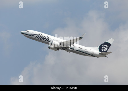 LOS ANGELES, Kalifornien, - 27. April 2012 – ein Alaska Airlines Boeing 737-890 startet vom Flughafen Los Angeles Stockfoto