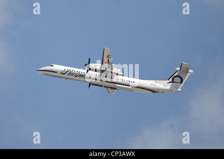 LOS ANGELES, Kalifornien, USA - APRIL 27: Ein Horizon Air De Havilland Canada Dash 8 startet vom Flughafen Los Angeles am 2. April Stockfoto