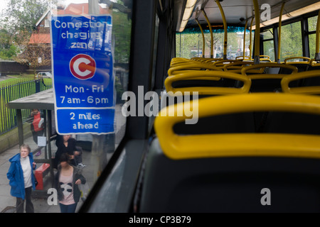 Leere Oberdeck des London Bus hielt an einer Bushaltestelle mit einem Stau-Informationen-Schild. Stockfoto