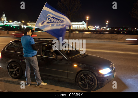 ST. PETERSBURG - APRIL 2012.Zenit die fans mit der Flagge auf dem Palast-Damm nach Zenit 2: 1 Dynamo Russian Premier League 2012 am 28. April 2012 St.Petersburg. Stockfoto