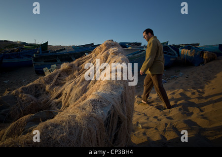 Tifnit, ein Fischerdorf in der Nähe von Agadir, Netze und Boote. Stockfoto