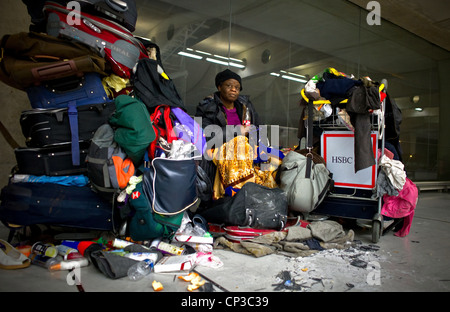 Hölle in Frankreich. Die Obdachlosen in den Denkmälern, Jeanne da... lebt und schläft seit einigen Wochen am Flughafen Roissy C Stockfoto