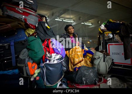 Hölle in Frankreich. Die Obdachlosen in den Denkmälern, Jeanne da... lebt und schläft seit einigen Wochen am Flughafen Roissy C Stockfoto