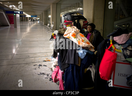 Hölle in Frankreich. Die Obdachlosen in den Denkmälern, Jeanne da... lebt und schläft seit einigen Wochen am Flughafen Roissy C Stockfoto