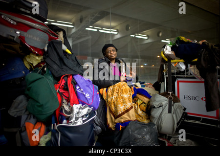 Städtische Armut und Nationaldenkmal., Jeanne da... lebt und schläft seit einigen Wochen auf dem Flughafen von Roissy-Charles-de-Ga Stockfoto