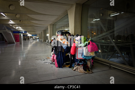 Städtische Armut und Nationaldenkmal., Jeanne da... lebt und schläft seit einigen Wochen auf dem Flughafen von Roissy-Charles-de-Ga Stockfoto