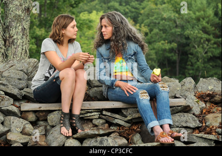 Frieden, release Liebe und Missverständnis 2012 IFC Films Elizabeth Olsen auf der linken Seite und Jane Fonda Stockfoto