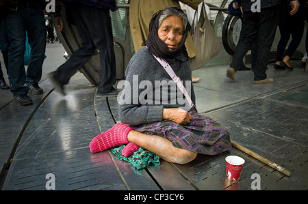 Armut in den Städten, das Porträt von Aicha Roms(roumania gypsy), des Gerichts von Rom, sitzen am Eingang der u-Bahn zum G Stockfoto