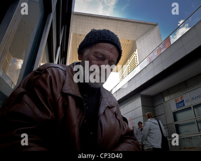 Hölle in Frankreich. Die Obdachlosen in den Denkmälern, Ioan rumänischen Obdachlosen in der Grande Arche. Stockfoto