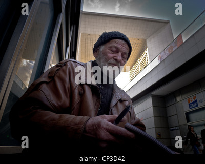 Hölle in Frankreich. Die Obdachlosen in den Denkmälern, Ioan rumänischen Obdachlosen in der Grande Arche. Stockfoto