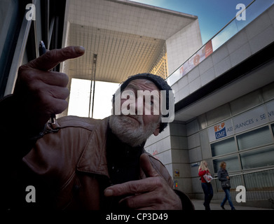 Hölle in Frankreich. Die Obdachlosen in den Denkmälern, Ioan rumänischen Obdachlosen in der Grande Arche. Stockfoto