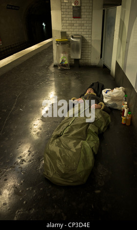 Hölle in Frankreich. Die Obdachlosen in den Denkmälern, schlafen in der Metro Paris Stockfoto