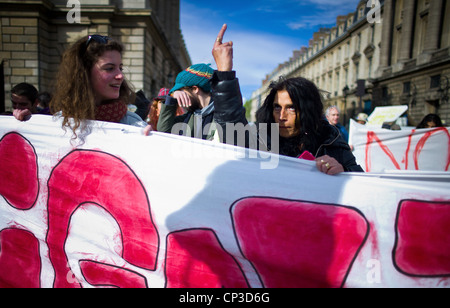 Protest der anonymen und empört in Paris, 21 April, die Finger von Wut empört Place De La Concorde. Stockfoto