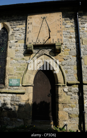 Eine Sonnenuhr aus dem Jahre 1775 fest mit St Lawrence s Kirche Eyam Derbyshire Peak District England uk Stockfoto