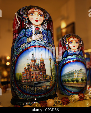 Ein paar der russischen Matrjoschka-Puppen zum Verkauf in St.Petersburg Russland Stockfoto
