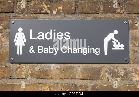 Eine öffentliche Toilette Schild mit der Aufschrift 'Damen & Baby Changing' in Holland Park, London, UK. Stockfoto