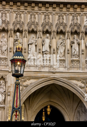 Skulpturen Schnitzereien der christlichen Märtyrer des 20. Jahrhunderts in den Nischen über dem West-Tor von Westminster Abbey London England Europa Stockfoto