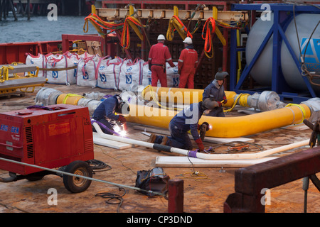 Schweißer an Bord Öl liefern Behälter Schweißen von Rohrleitungen. Peterhead.UK Stockfoto