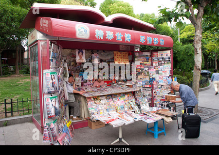 Zeitschriftenkiosk mit buchartigen Dach in Renmin Lu, Shanghai, China. Stockfoto