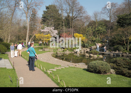 Besucher nach Holland Park, London, UK. Genießen Sie den Kyoto-Garten (japanischer Garten). Stockfoto