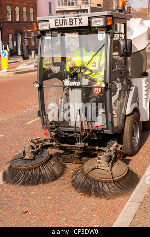 Biffa Entsorgungsdienstleistungen auf einer Roadsweeping Maschine fegt die Straßen in der Nähe von den Bordstein in Norwich, Norfolk, England, Uk Stockfoto