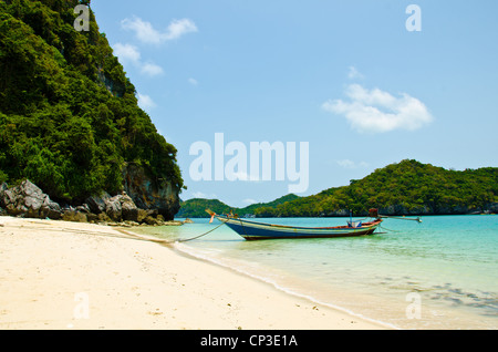 Longtail-Boot am Strand Angthong National Marine Park, Provinz Surat Thani, Thailand Stockfoto