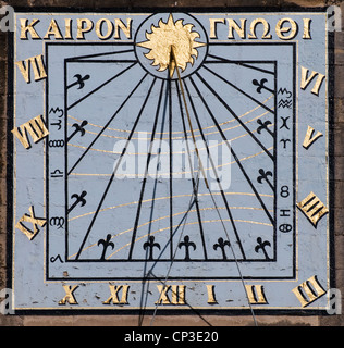 Sonnenuhr an der Südwand des Ely Kathedrale Cambridgeshire England mit vergoldeten römisch und Motto lesen KAIPON Stockfoto