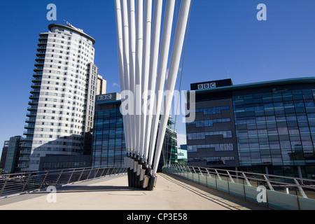 Die Media City Fußgängerbrücke ist eine Schwenkmechanik Fußgängerbrücke über den Manchester Ship Canal in der Nähe von MediaCityUK. Stockfoto