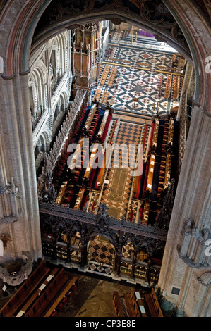 Blick in den Chor der Kathedrale von Ely von Laterne mit vergoldetem Eisen Bildschirm und geometrischen Marmor und Fliesen Boden Stockfoto