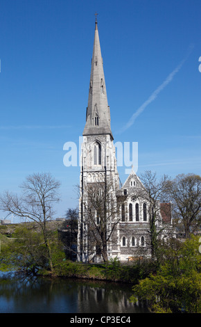 Anglikanische Kirche St. Alban, oder die englische Kirche in Kopenhagen, Dänemark, über den Graben von der Zitadelle Kastellet gesehen. Stockfoto