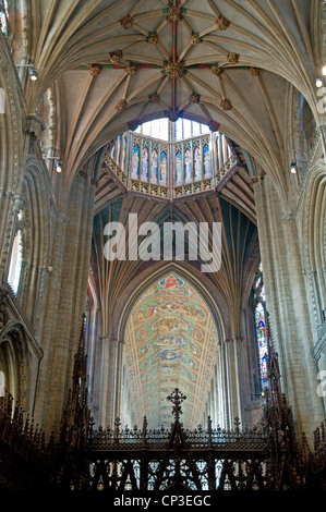 Decke des Kirchenschiffes und Laterne vom Chor der Ely Cathedral Cambridgeshire England gesehen Stockfoto