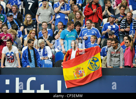 Unterstützer des deutschen Bundesligisten FC Schalke 04 mit spanischen Flagge Stockfoto