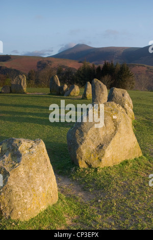 Blick nach Norden über Castlerigg Steinkreis, in Richtung kleiner Mann im Morgengrauen Stockfoto