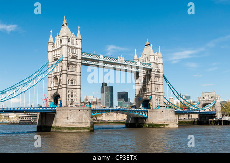 LONDON, UK - 30.April: Richtungskontrolle der Tower Bridge. 30. April 2012 in London. Die Bridge wurde 1894 abgeschlossen. Stockfoto