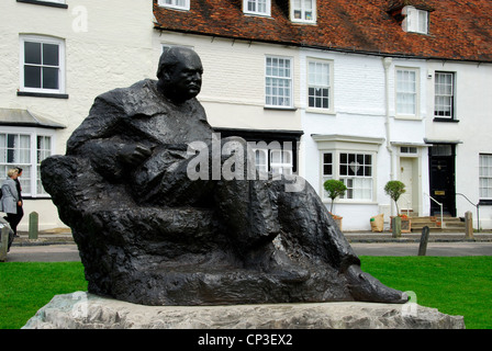 Die Statue von Sir Winston Churchill durch Oscar Nemon. Auf grün Westerham, Kent. Stockfoto