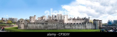 LONDON, UK - 30.April: Panorama-Aufnahme des Tower of London. 30. April 2012 in London. Die Festung stammt aus der 1070s. Stockfoto