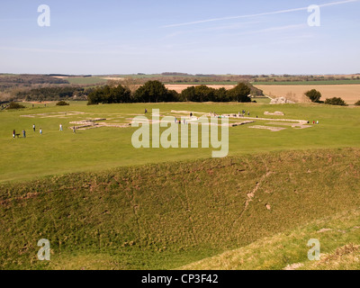 Ruinen der Eisenzeit Hill Fort Old Sarum Salisbury Wiltshire Hampshire England UK mit der alten Kathedrale bleibt in der Ferne Stockfoto