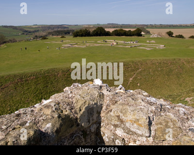 Ruinen der Eisenzeit Hill Fort Old Sarum Salisbury Wiltshire Hampshire England UK mit der alten Kathedrale bleibt in der Ferne Stockfoto