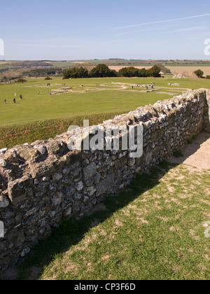 Ruinen der Eisenzeit Hill Fort Old Sarum Salisbury Wiltshire Hampshire England UK mit der alten Kathedrale bleibt in der Ferne Stockfoto