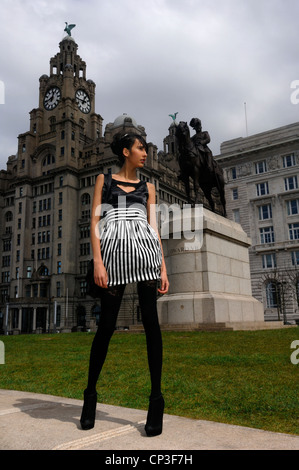 Mode-Modell "Kittiwara" in einem Cora schneiden, Herz Pufball Kleid von BooHoo Stockfoto