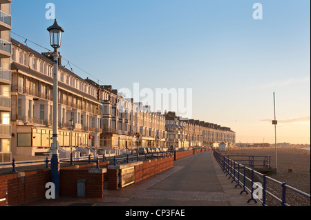 EASTBOURNE, EAST SUSSEX, Großbritannien - 30. APRIL 2012: Sonnenlicht an Hotels entlang der Promenade Stockfoto