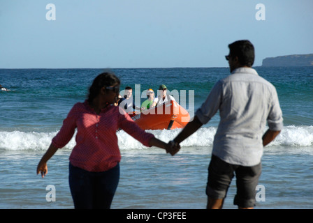 Rettungsschwimmer mit Rescue Boot am Bondi Beach Sydney Premier Surfen und Freizeit Strand an einem anstrengenden Sommertag. Sydney, Australien Stockfoto