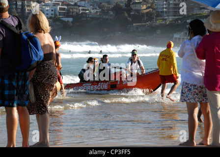 Rettungsschwimmer mit Rescue Boot am Bondi Beach Sydney Premier Surfen und Freizeit Strand an einem anstrengenden Sommertag. Sydney, Australien Stockfoto