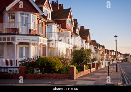 EASTBOURNE, EAST SUSSEX, Großbritannien - 30. APRIL 2012: Sonnenlicht an Hotels entlang der Promenade Stockfoto