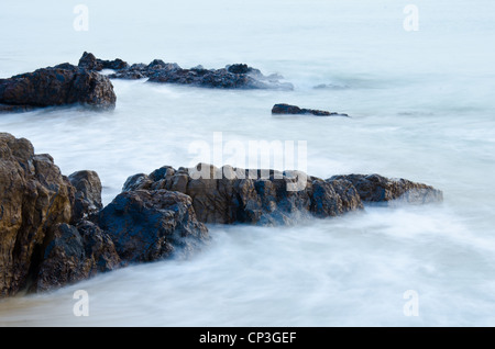 Meereswellen lash Linie Auswirkungen Felsen am Strand Stockfoto