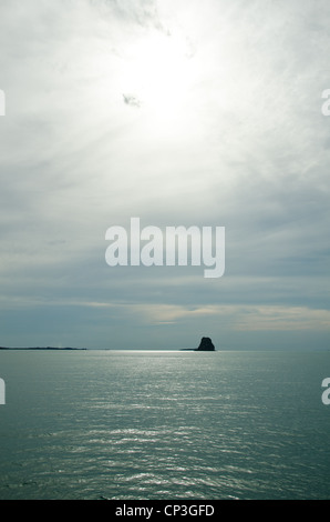 Sonne über dem Meer Horizont weiche blaue Tönung Stockfoto