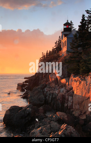 Foto von Bass Harbor Head Leuchtturm mit einem herannahenden Sturm, Acadia National Park, Maine, USA Stockfoto