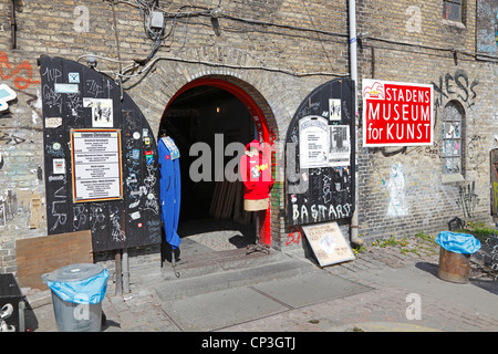 Loppen, der Floh, Christiania shop, Museum und Restaurant usw. in der Freistadt Christiania in Kopenhagen, Dänemark. Stadens Museum der Kunst. Stockfoto