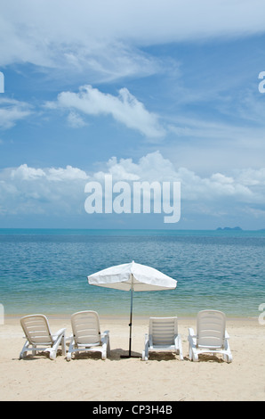 Liegestühle und Sonnenschirme am schönen tropischen Sandstrand, Samui Insel Thailand. Stockfoto