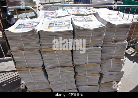 Stapel von Evening Standard Zeitung, Street, City of London, London, Greater London, England, Vereinigtes Königreich Stockfoto